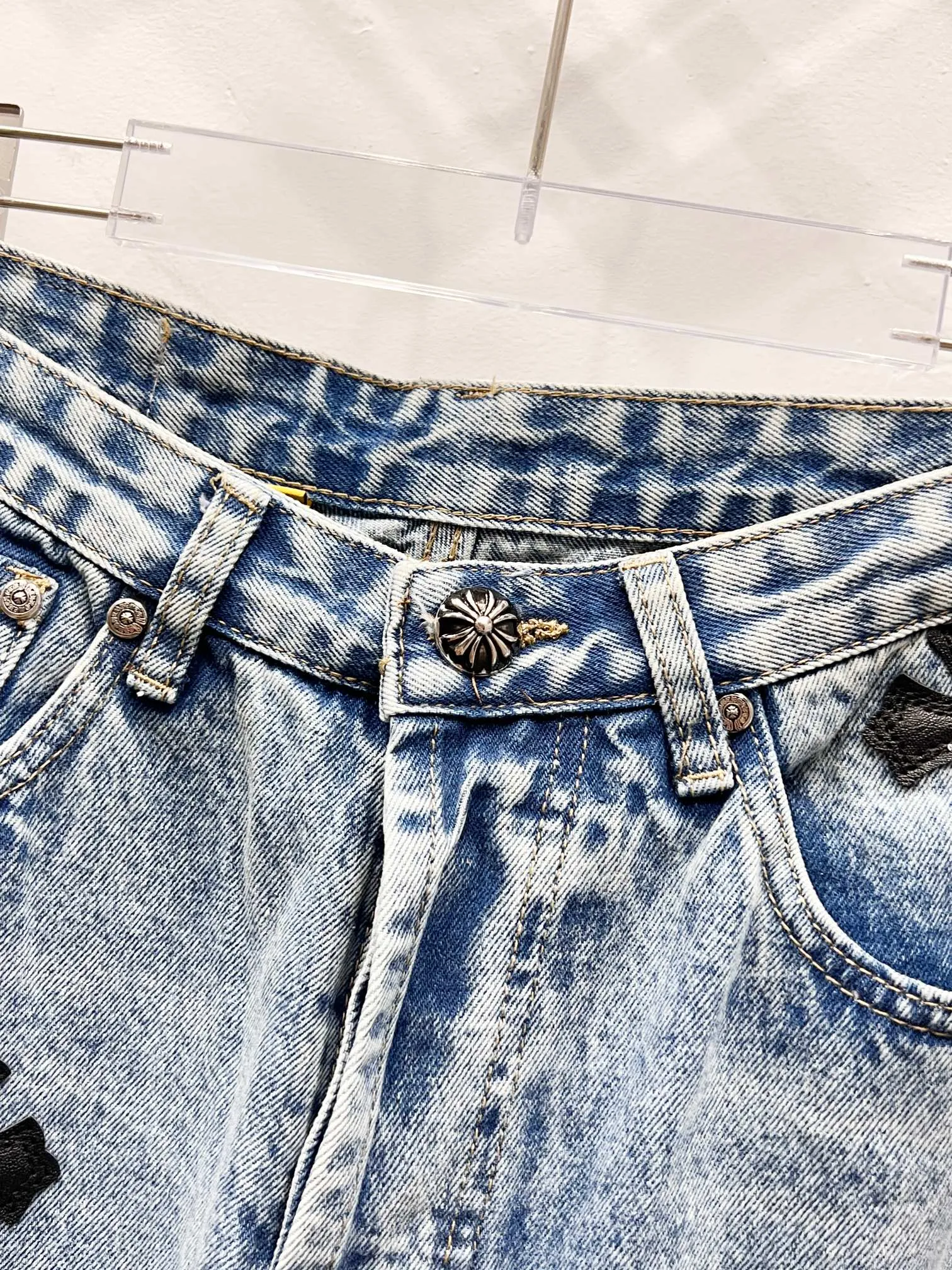 P290 Style No.: (c062) GALLERY DEPT. & Vintage multi-leather spliced cross loose washed flared jeans - truly restore the ultimate texture of Vintage - original hardware accessories washed and other elevators, QR code analysis are all purchased from the original factory, high degree of restoration, you are welcome to compare with a certain product~ - Three-dimensional version Loose and comfortable, not picky about the body shape, taller and slimmer, factory Seiko, original factory quality control, same style for men and women, can be matched with couples, versatile recommendation, must-have jeans for all seasons Size: 28-30-32-34-36 Color: blue